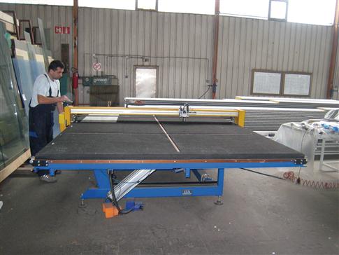 Automatic glass cutting table