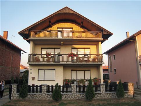 Bâtiment  avec volets en aluminium