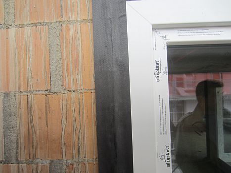 Detail der Fenster-Installation mit einem dampfdurchlässigen Streifen