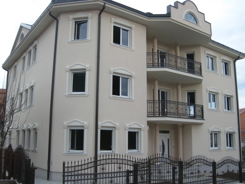 Maison avec des fenêtres en aluminium de couleur de peau blanche  à Brcko